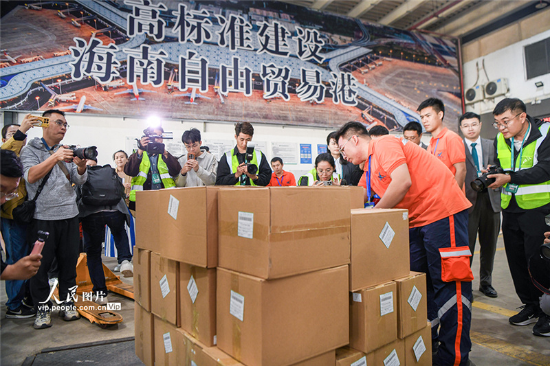 В первый день запуска особого таможенного режима через аэропорт Мэйлань в Хайкоу вывезли первую партию льготных товаров