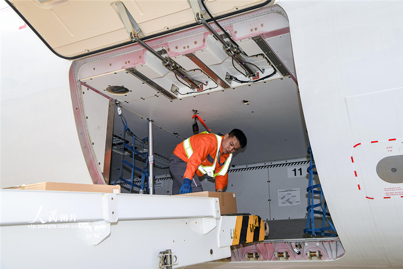 В первый день запуска особого таможенного режима через аэропорт Мэйлань в Хайкоу вывезли первую партию льготных товаров