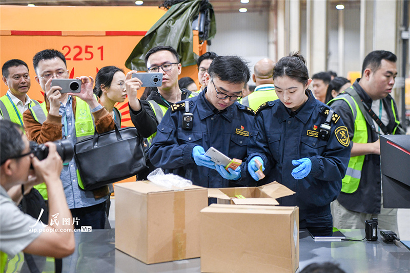 В первый день запуска особого таможенного режима через аэропорт Мэйлань в Хайкоу вывезли первую партию льготных товаров