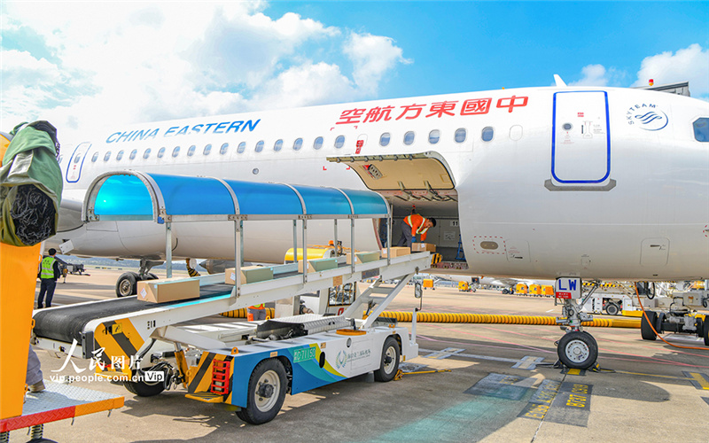 В первый день запуска особого таможенного режима через аэропорт Мэйлань в Хайкоу вывезли первую партию льготных товаров