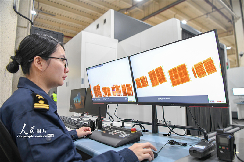 В первый день запуска особого таможенного режима через аэропорт Мэйлань в Хайкоу вывезли первую партию льготных товаров