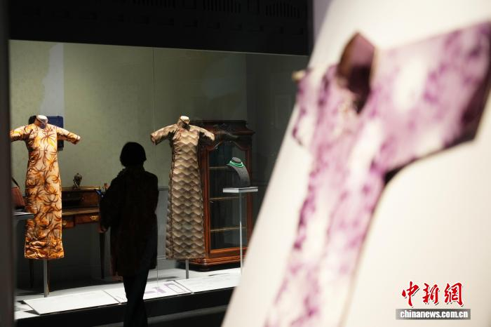 В Шанхае открылась выставка, посвященная истории шанхайского ципао