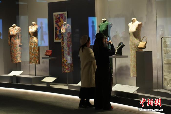 В Шанхае открылась выставка, посвященная истории шанхайского ципао