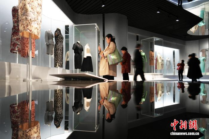 В Шанхае открылась выставка, посвященная истории шанхайского ципао