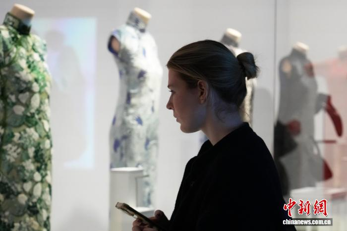 В Шанхае открылась выставка, посвященная истории шанхайского ципао