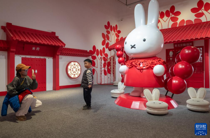 В Пекине открылась выставка к 70-летию героя книжек с картинками крольчонка Миффи