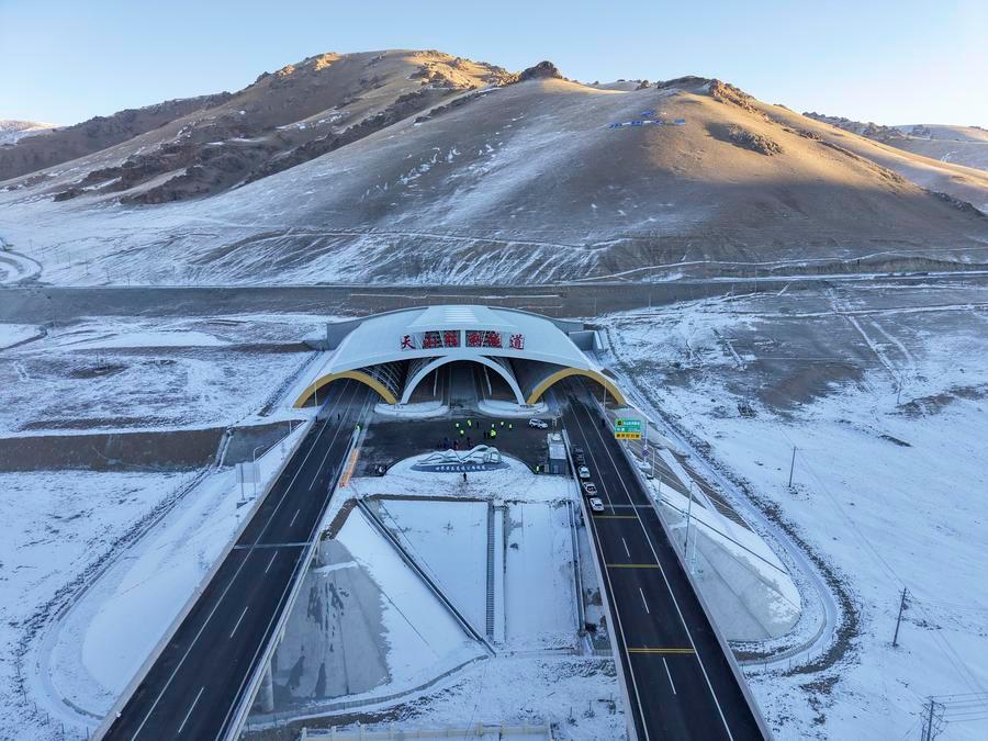 В Синьцзяне открылось движение по самому длинному в мире тоннелю на скоростной автостраде
