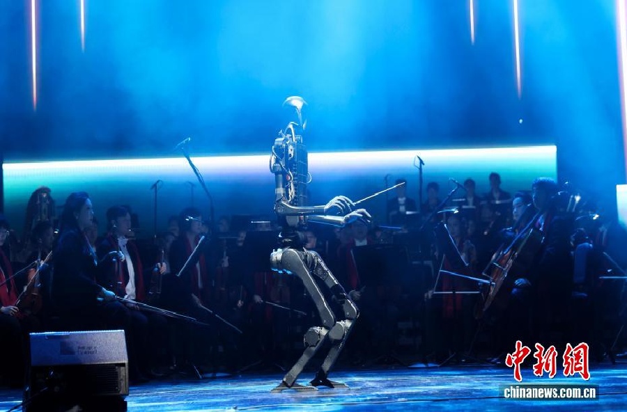 ИИ-робот выступил в роли дирижера на Новогоднем концерте в провинции Цзянси 2026 года