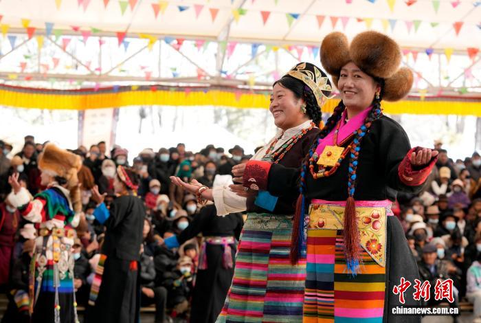 В Лхасе состоялся новогодний показ национальных костюмов