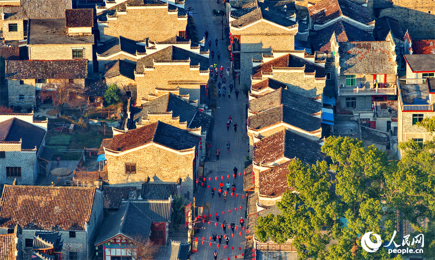 Древняя деревня в провинции Цзянси привлекает туристов зимним очарованием