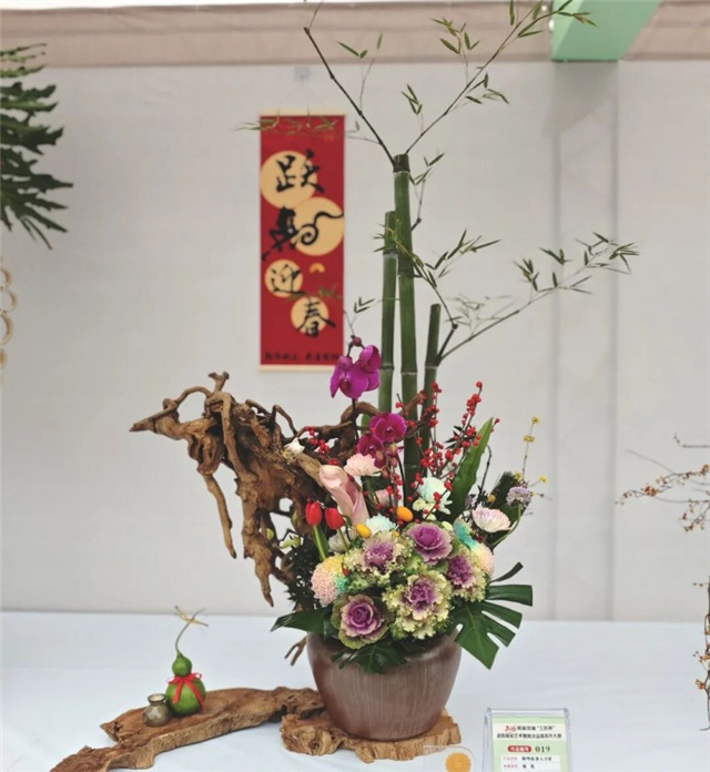 В Чунцине мастера флористики встретили Новый год конкурсом цветочного искусства