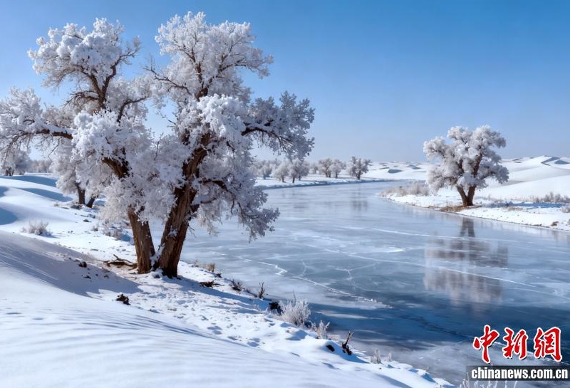 Снежный пейзаж в пустыне Такла-Макан в Синьцзяне