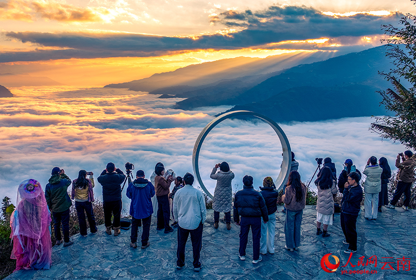 Восход солнца над морем облаков в Дали