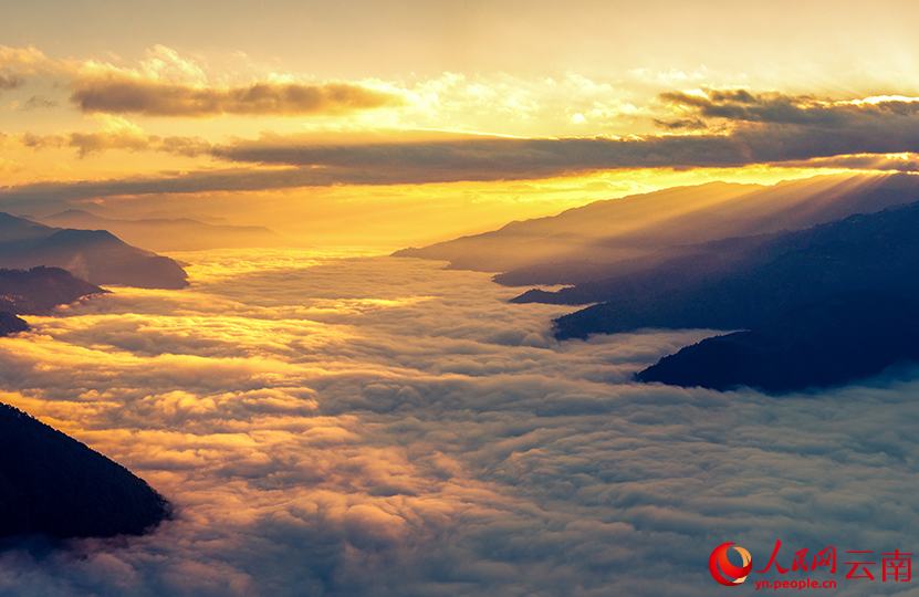 Восход солнца над морем облаков в Дали