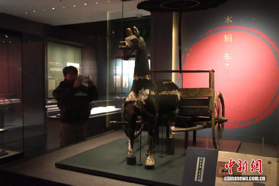 В Музее Цинхая экспонаты с символикой наступающего года Лошади привлекают посетителей