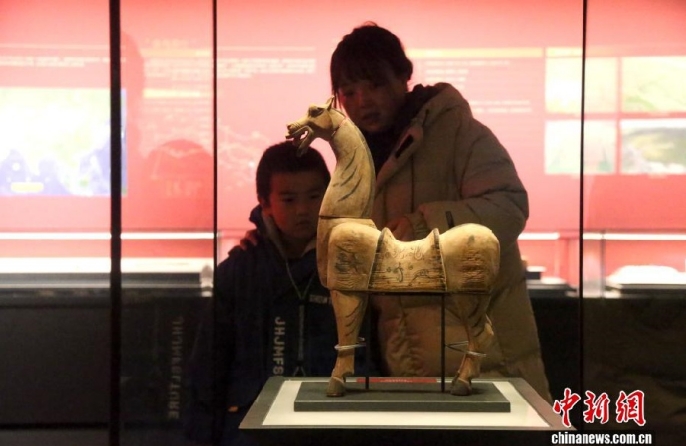 В Музее Цинхая экспонаты с символикой наступающего года Лошади привлекают посетителей