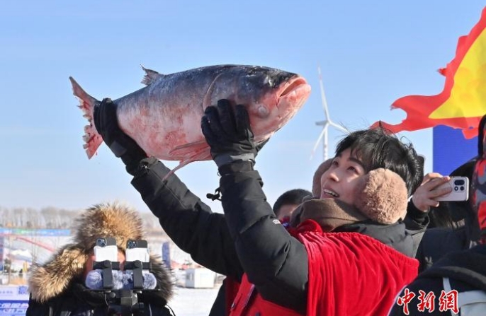 На озере Чаганьху первая рыба зимнего улова продана за 1,7 млн юаней