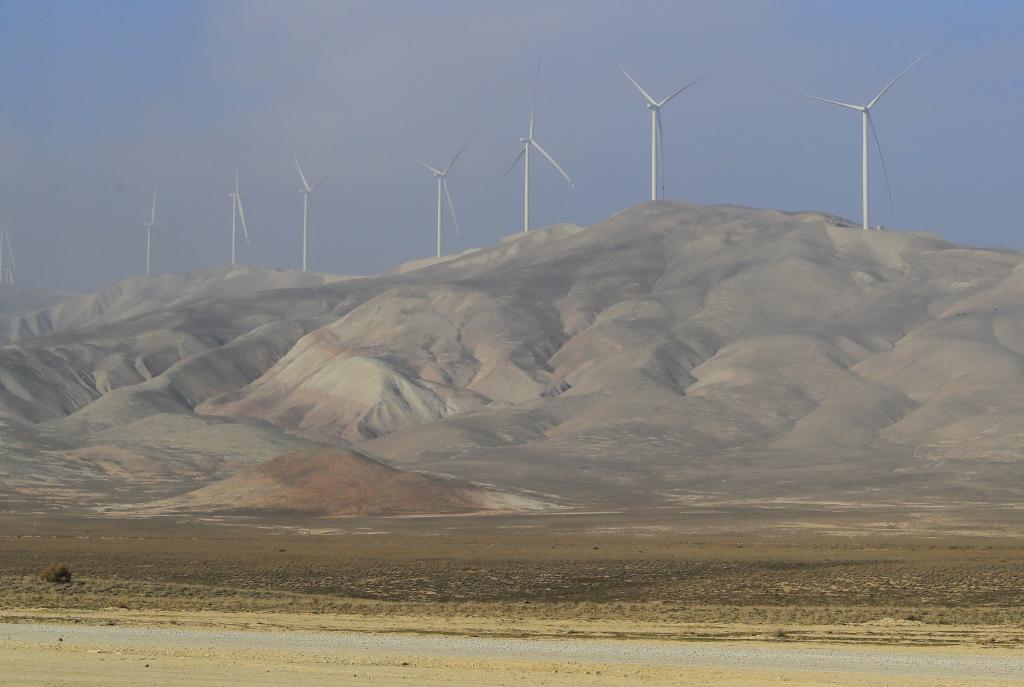 В Баку официально открыта ветряная электростанция "Хызы-Абшерон", построенная китайской компанией