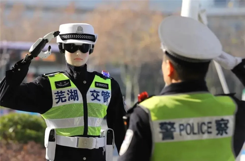 В китайском городе Уху начал тестовую службу робот-регулировщик