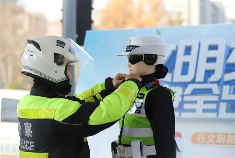 В китайском городе Уху начал тестовую службу робот-регулировщик