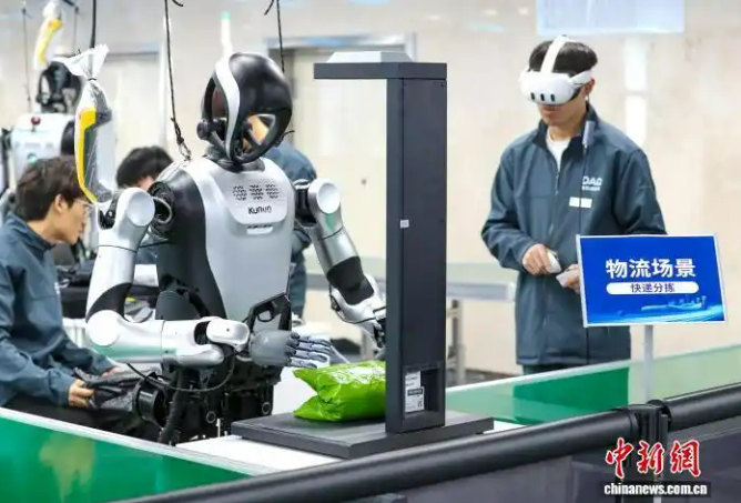 В Циндао человекоподобные роботы заняты «практической тренировкой»