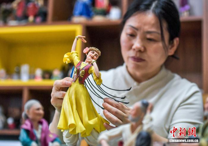 Фигурки из теста воссоздают фольклорные традиции народов Синьцзяна