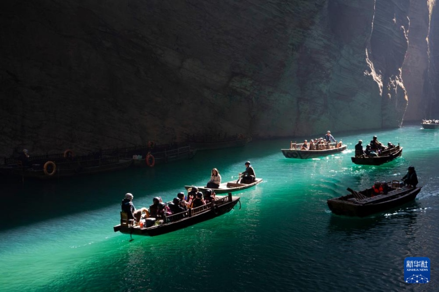 Уезд Хэфэн в провинции Хубэй: изумрудные воды и зеленые горы привлекают туристов