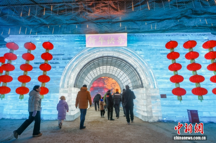 В Пекине открылся 40-й Фестиваль ледяных фонарей в ущелье Лунцинся