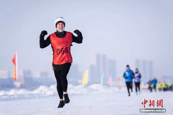 Китайско-российский забег по льду стартовал на пограничной реке Хэйлунцзян