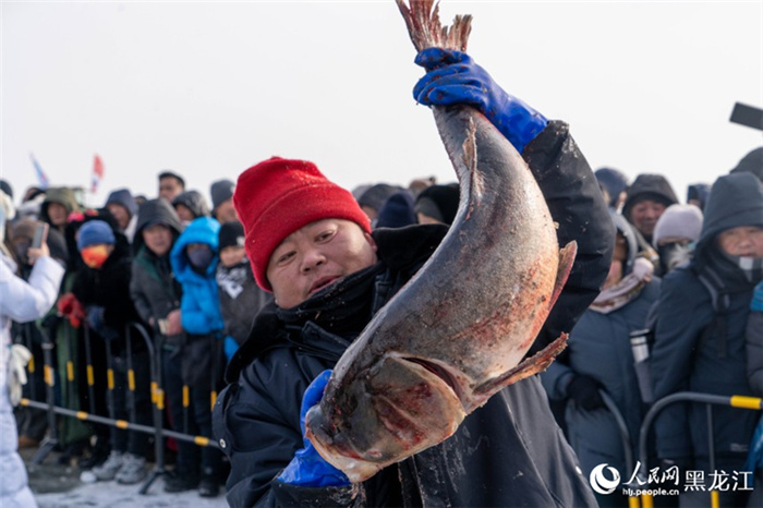 Зимний лов стартовал на пограничном озере Китая и России