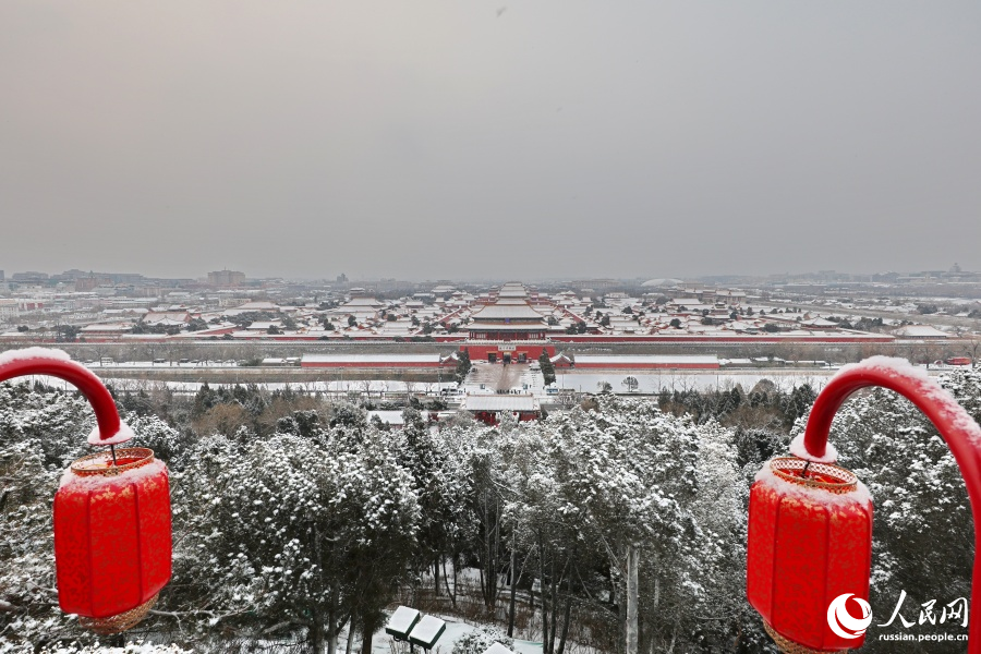 Запретный город под снежным покровом: картина, написанная морозом и тишиной