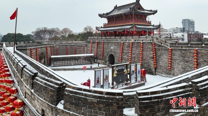 Снежный покров на стенах древнего города Цзинчжоу