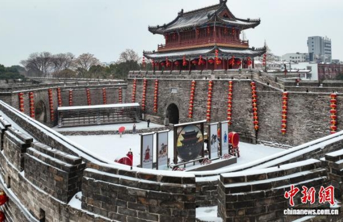 Снежный покров на стенах древнего города Цзинчжоу