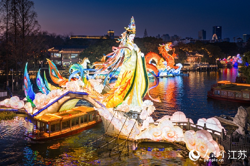 Огни Фестиваля фонарей Циньхуай озарили вечерний Нанкин