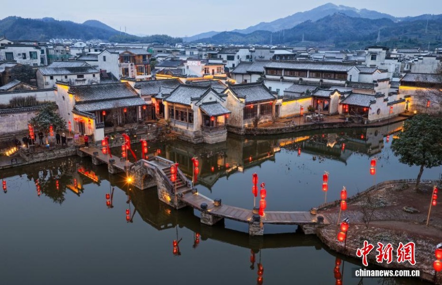 Фонари-рыбы освещают зимнюю ночь в древней деревне провинции Аньхой