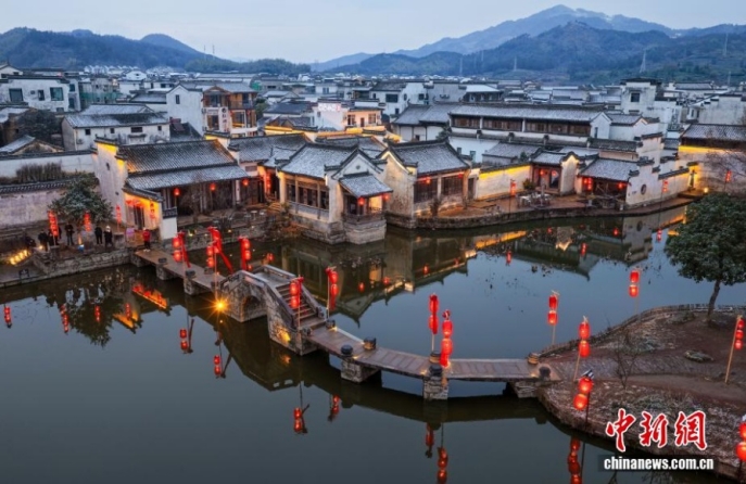 Фонари-рыбы освещают зимнюю ночь в древней деревне провинции Аньхой