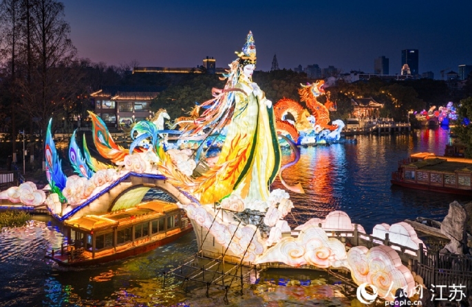 Огни Фестиваля фонарей Циньхуай озарили вечерний Нанкин
