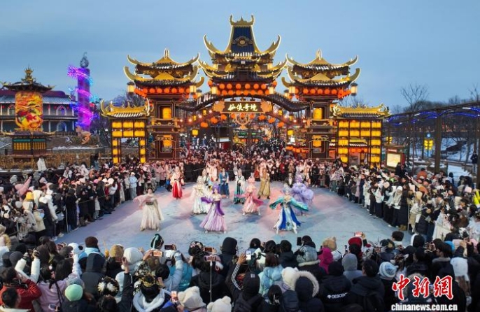 Персонажи в разных образах привлекают туристов в Кайфэн