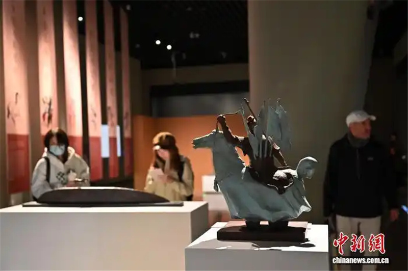 В Гуанчжоу открылась предновогодняя выставка, посвященная образу коня в искусстве