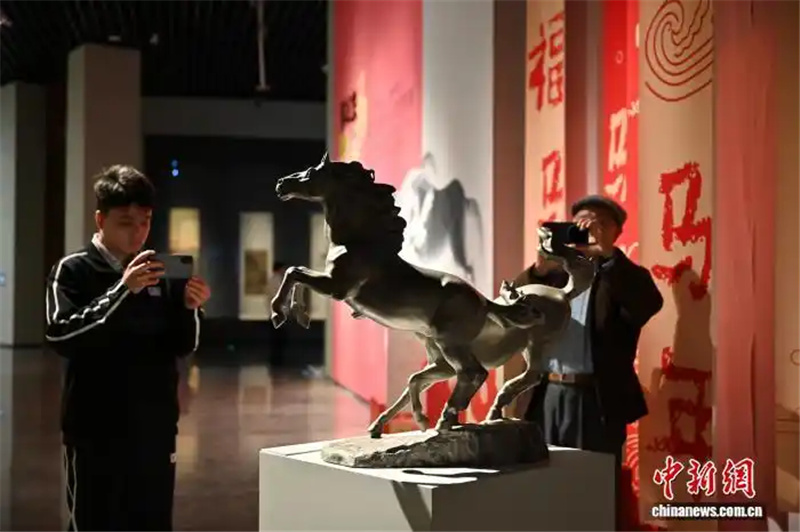 В Гуанчжоу открылась предновогодняя выставка, посвященная образу коня в искусстве