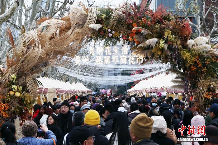 В Шанхае растёт популярность новогодней цветочной ярмарки