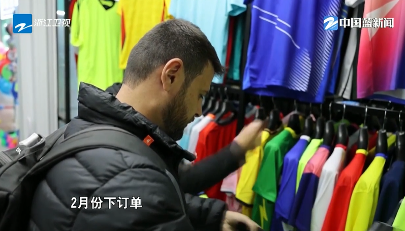 В китайском городе Иу вновь увеличиваются заказы на товары для Чемпионата мира по футболу