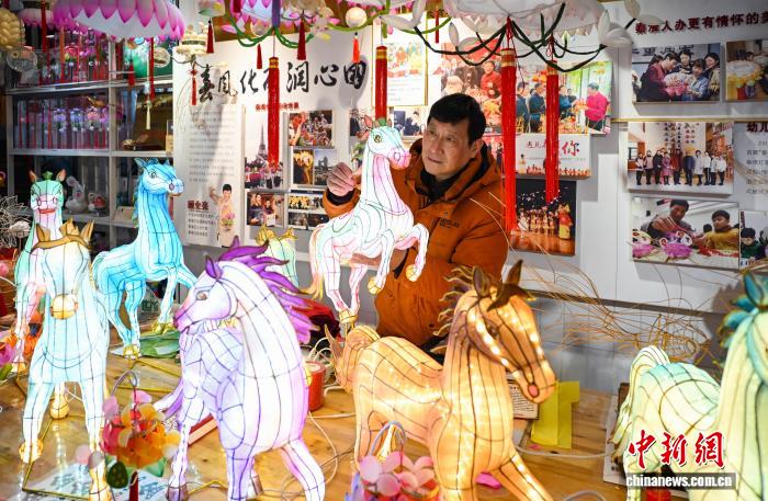 Мастер фонарей из Нанкина создает атмосферу праздника