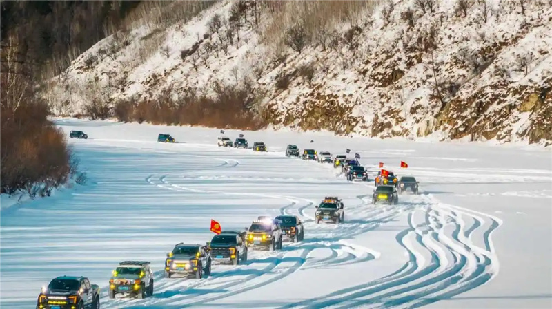 Первая в Китае ледовая трасса для любителей зимнего автотуризма открылась в Мохэ