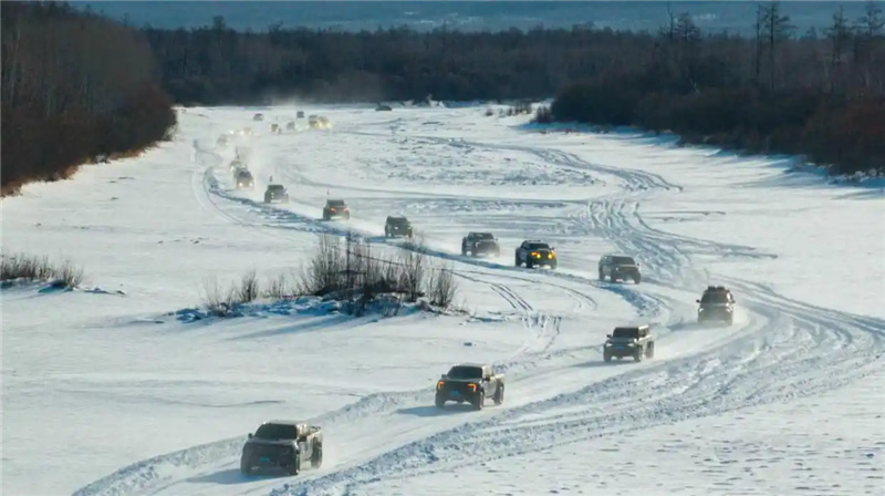 Первая в Китае ледовая трасса для любителей зимнего автотуризма открылась в Мохэ