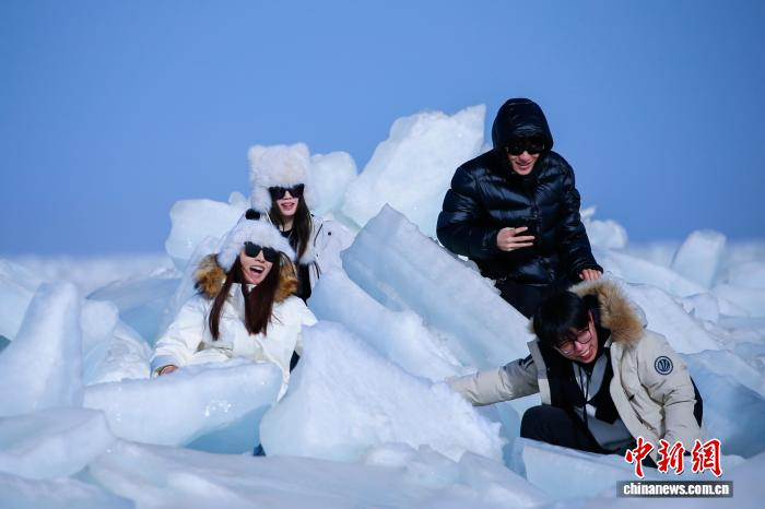 Голубой лед на озере Цинхай привлекает туристов