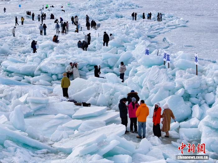 Голубой лед на озере Цинхай привлекает туристов
