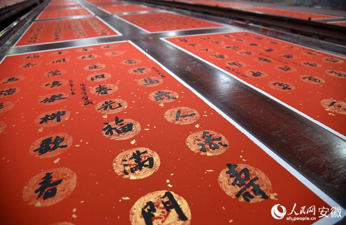 В небольшом поселке в Аньхое кипит работа по изготовлению новогодних украшений