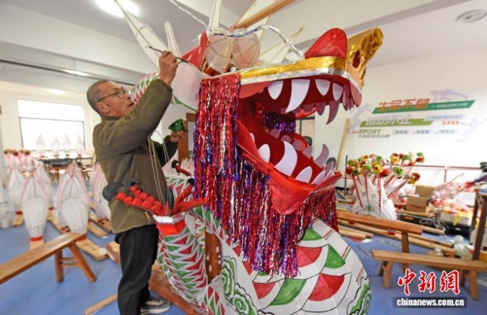 В китайском уезде Сяньцзюй готовят «скамеечного дракона» к празднику Весны