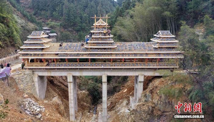 В Гуанси спешат достроить крытый мост к празднику Весны